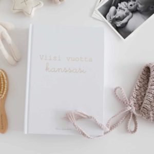Viisi vuotta kanssasi -kirja